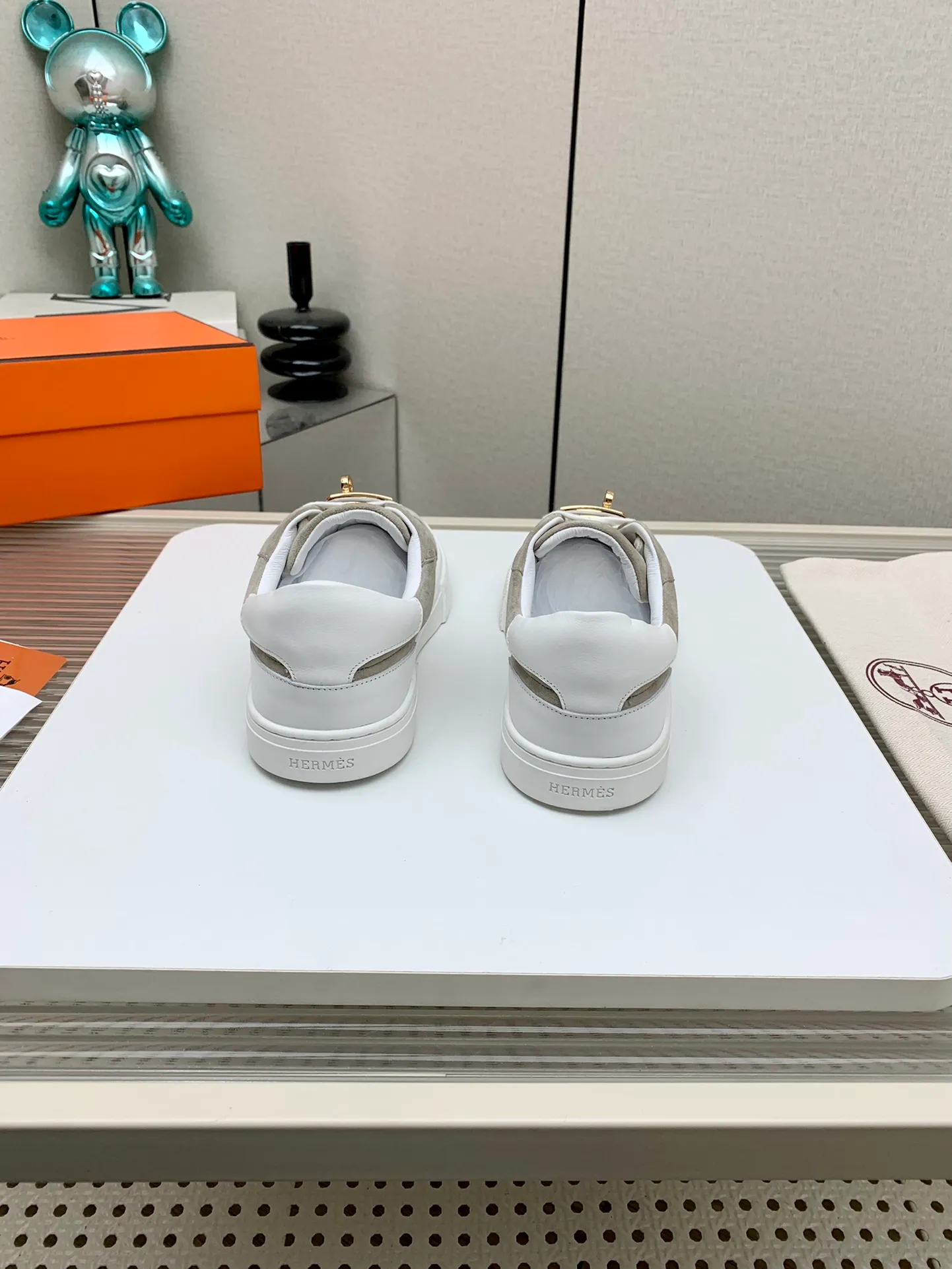 👟👟Ex-factory price 660👟👟 Men's style ➕10 (high version) Hermes classic couple model #𝐊𝐞𝐥𝐥𝐲 buckle casual white skate shoes, which will not conflict with shoes at all. Full of unknowns, Hermès rarely produces flat casual shoes and they are paired with classic palladium-plated Kelly shoe buckles! You'll fall in love with it at first sight. It's super versatile and can be worn with any skirt or pants. 🉑️Looking in with your eyes closed, it looks super noble. Fabric: Specific cowhide/canvas material. Lining: Sheepskin lining. Outsole: Original molded TPU outsole. Size: 35-45.